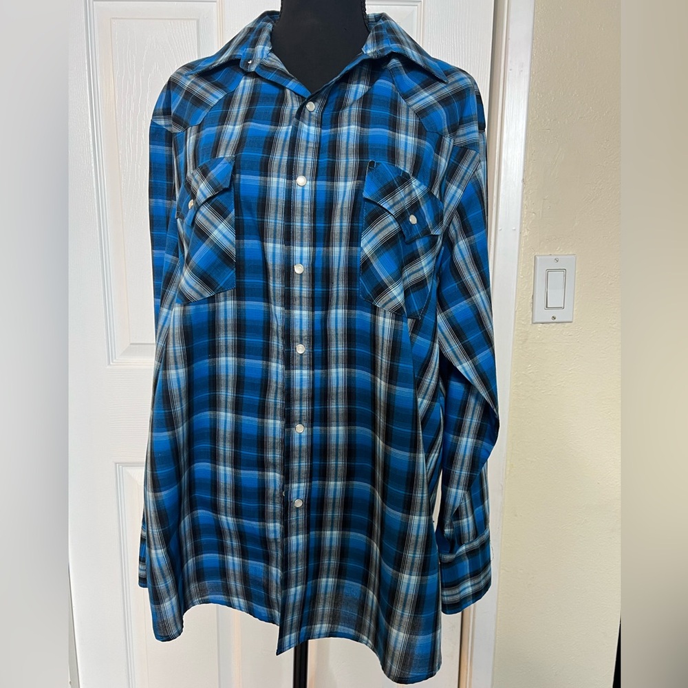 PLAINS WESTERN WEAR Men’s Blue & Black plaid button down shirt.